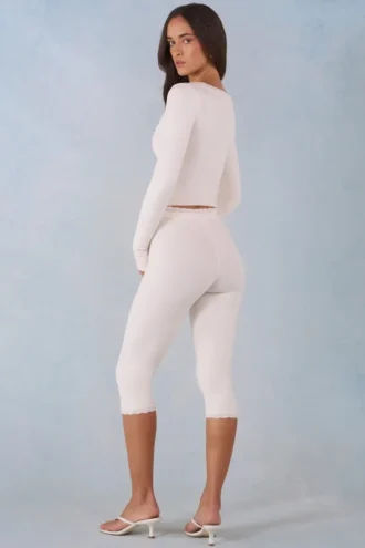 Selene Strick-Caprihose mit mittlerer Leibhöhe in Elfenbein Selene Strick-Caprihose mit mittlerer Leibhöhe in Elfenbein
