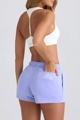 Shorts mit mittlerer Leibhöhe in Periwinkle