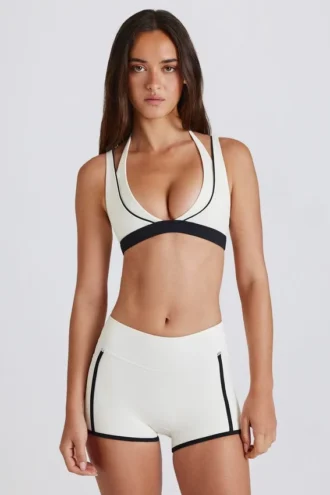 Soft Active Contrast Mini-Shorts in Elfenbein