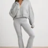 TRUE Kurzer Hoodie mit Reißverschluss aus grobem Strick in Grau meliert TRUE Kurzer Hoodie mit Reißverschluss aus grobem Strick in Grau meliert