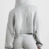 TRUE Kurzer Hoodie mit Reißverschluss aus grobem Strick in Grau meliert TRUE Kurzer Hoodie mit Reißverschluss aus grobem Strick in Grau meliert