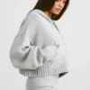 TRUE Kurzer Hoodie mit Reißverschluss aus grobem Strick in Grau meliert TRUE Kurzer Hoodie mit Reißverschluss aus grobem Strick in Grau meliert