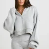 TRUE Kurzer Hoodie mit Reißverschluss aus grobem Strick in Grau meliert TRUE Kurzer Hoodie mit Reißverschluss aus grobem Strick in Grau meliert