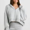 TRUE Kurzer Hoodie mit Reißverschluss aus grobem Strick in Grau meliert TRUE Kurzer Hoodie mit Reißverschluss aus grobem Strick in Grau meliert