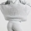 TRUE Kurzer Hoodie mit Reißverschluss aus grobem Strick in Grau meliert TRUE Kurzer Hoodie mit Reißverschluss aus grobem Strick in Grau meliert