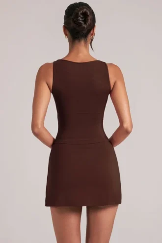 Tula Mid-Rise Bodycon Ultra Minirock mit Schlitz in Schokoladenbraun Tula Mid-Rise Bodycon Ultra Minirock mit Schlitz in Schokoladenbraun