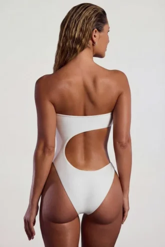 Tulum Bandeau-Badeanzug mit Cut-outs und Perlenverzierung in Elfenbein