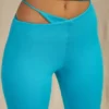 Valerie Petite Cut-Out-Hose mit ausgestelltem Bein in Aqua Valerie Petite Cut-Out-Hose mit ausgestelltem Bein in Aqua