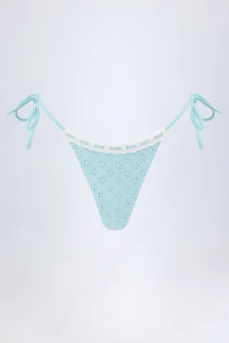 Vernazza Bikinihosen mit seitlichen Bändern aus Broderie Anglaise in Puderblau