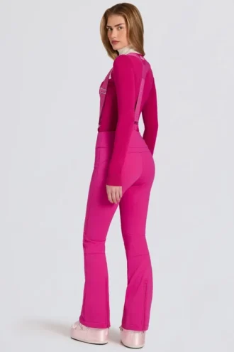 Wasserdichte Latzhose mit hoher Taille und Hosenträgern in Magenta-Pink Wasserdichte Latzhose mit hoher Taille und Hosenträgern in Magenta-Pink