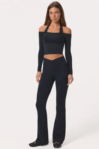 Weiche Active-Leggings mit V-Ausschnitt und ausgestelltem Bein in Schwarz Weiche Active-Leggings mit V-Ausschnitt und ausgestelltem Bein in Schwarz