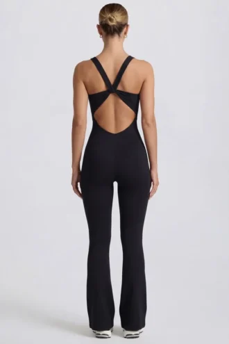 Weicher Active-Jumpsuit mit Cut-out am Rücken in Schwarz Weicher Active-Jumpsuit mit Cut-out am Rücken in Schwarz