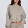 Weicher, kurz geschnittener Hoodie mit Reißverschluss aus Strick in Beige Weicher, kurz geschnittener Hoodie mit Reißverschluss aus Strick in Beige