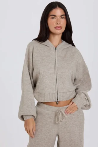 Weicher, kurz geschnittener Hoodie mit Reißverschluss aus Strick in Beige Weicher, kurz geschnittener Hoodie mit Reißverschluss aus Strick in Beige