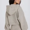 Weicher, kurz geschnittener Hoodie mit Reißverschluss aus Strick in Beige Weicher, kurz geschnittener Hoodie mit Reißverschluss aus Strick in Beige