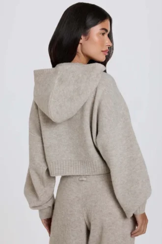 Weicher, kurz geschnittener Hoodie mit Reißverschluss aus Strick in Beige Weicher, kurz geschnittener Hoodie mit Reißverschluss aus Strick in Beige