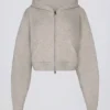 Weicher, kurz geschnittener Hoodie mit Reißverschluss aus Strick in Beige Weicher, kurz geschnittener Hoodie mit Reißverschluss aus Strick in Beige