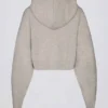 Weicher, kurz geschnittener Hoodie mit Reißverschluss aus Strick in Beige Weicher, kurz geschnittener Hoodie mit Reißverschluss aus Strick in Beige