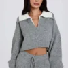 Weicher, kurz geschnittener Pullover mit mehrlagigem Kragen in Grau Weicher, kurz geschnittener Pullover mit mehrlagigem Kragen in Grau