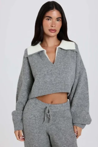 Weicher, kurz geschnittener Pullover mit mehrlagigem Kragen in Grau Weicher, kurz geschnittener Pullover mit mehrlagigem Kragen in Grau