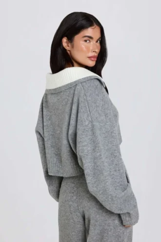 Weicher, kurz geschnittener Pullover mit mehrlagigem Kragen in Grau Weicher, kurz geschnittener Pullover mit mehrlagigem Kragen in Grau