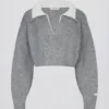 Weicher, kurz geschnittener Pullover mit mehrlagigem Kragen in Grau Weicher, kurz geschnittener Pullover mit mehrlagigem Kragen in Grau
