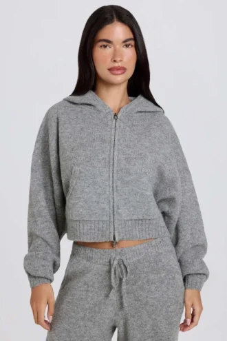 Weicher, verkürzter Hoodie mit Reißverschluss aus Strick in Grau Weicher, verkürzter Hoodie mit Reißverschluss aus Strick in Grau