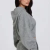 Weicher, verkürzter Hoodie mit Reißverschluss aus Strick in Grau Weicher, verkürzter Hoodie mit Reißverschluss aus Strick in Grau