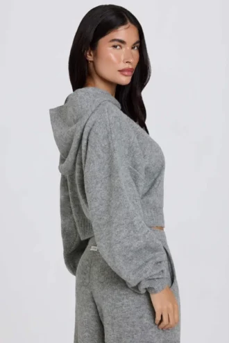 Weicher, verkürzter Hoodie mit Reißverschluss aus Strick in Grau Weicher, verkürzter Hoodie mit Reißverschluss aus Strick in Grau