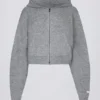 Weicher, verkürzter Hoodie mit Reißverschluss aus Strick in Grau Weicher, verkürzter Hoodie mit Reißverschluss aus Strick in Grau