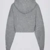 Weicher, verkürzter Hoodie mit Reißverschluss aus Strick in Grau Weicher, verkürzter Hoodie mit Reißverschluss aus Strick in Grau