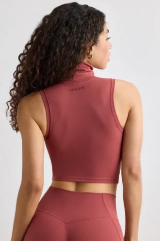 Weiches, aktives Tanktop mit Rollkragen in Rostrot
