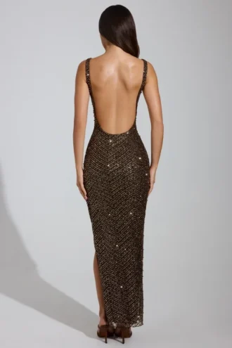 Yarina Maxikleid mit verziertem U-Ausschnitt und Schlitz am Oberschenkel in Braun Yarina Maxikleid mit verziertem U-Ausschnitt und Schlitz am Oberschenkel in Braun