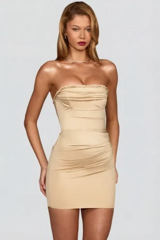 Yesenia Satin-Minikleid mit Wellenrand, Bandeau-Ausschnitt und Rüschen in Champagner Yesenia Satin-Minikleid mit Wellenrand, Bandeau-Ausschnitt und Rüschen in Champagner