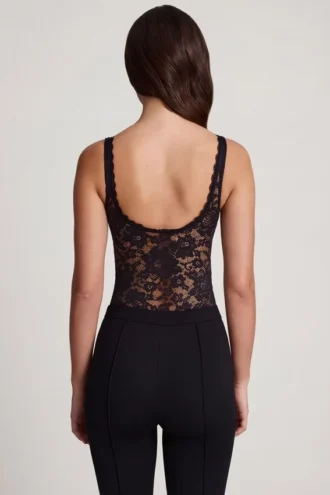 Zayla Transparenter Spitzen-Bodys mit Wellenrand und tiefem Ausschnitt in Schwarz