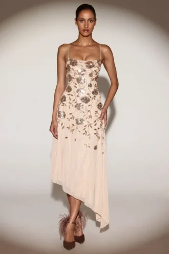 Zelina – Verziertes Midaxi-Kleid mit weichem U-Ausschnitt und asymmetrischem Schnitt in Gold Zelina – Verziertes Midaxi-Kleid mit weichem U-Ausschnitt und asymmetrischem Schnitt in Gold