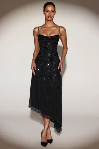 Zelina Verziertes Midaxi-Kleid mit weichem U-Ausschnitt und asymmetrischem Schnitt in Schwarz Zelina Verziertes Midaxi-Kleid mit weichem U-Ausschnitt und asymmetrischem Schnitt in Schwarz