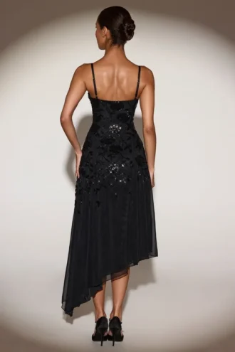 Zelina Verziertes Midaxi-Kleid mit weichem U-Ausschnitt und asymmetrischem Schnitt in Schwarz Zelina Verziertes Midaxi-Kleid mit weichem U-Ausschnitt und asymmetrischem Schnitt in Schwarz