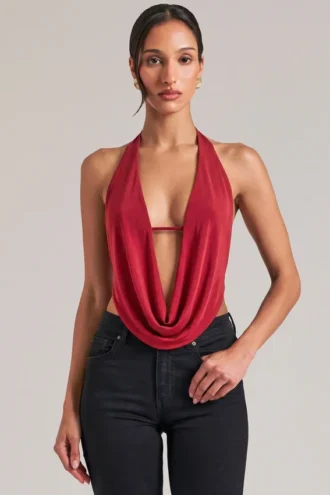 Zenna Drapiertes Cowl-Oberteil in Kirschrot